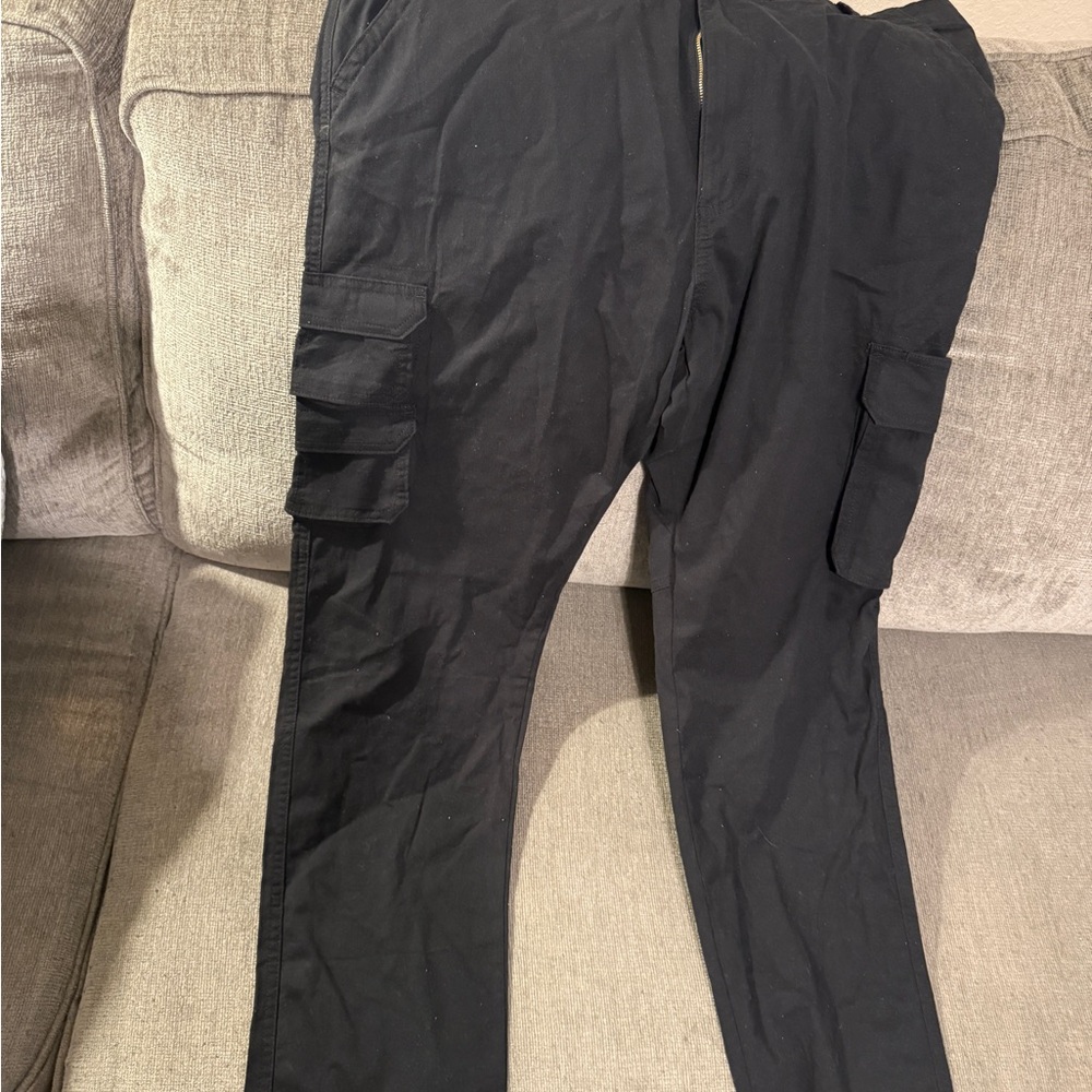 Wrangler Black Cargo Pants for Versatile Style